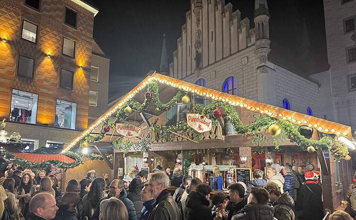 Punschstüberl auf dem Christkindlmarkt am Münchner Marienplatz (©Foto: Martin Schmitz)